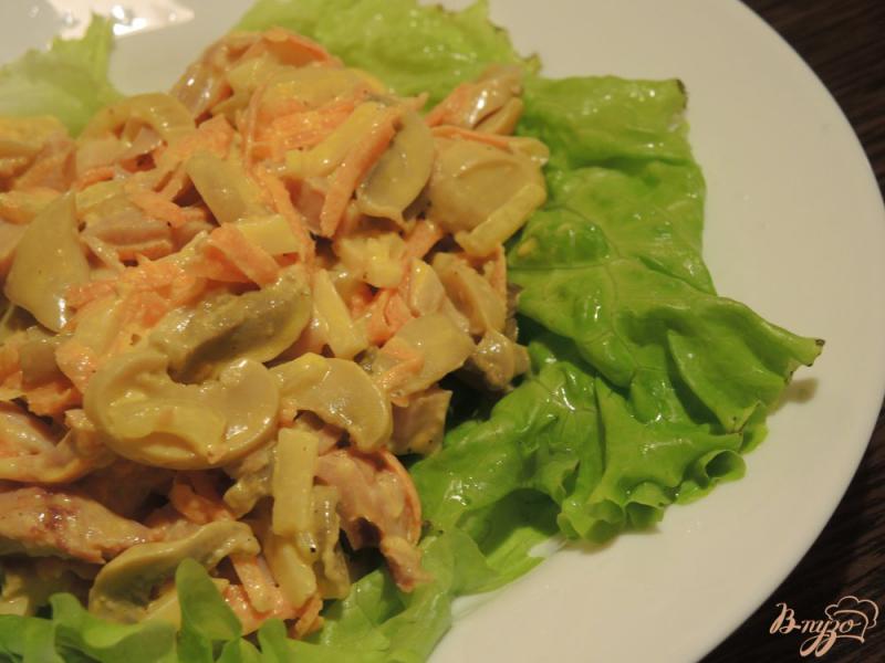 Фото приготовление рецепта: Салат с копчёной курицей и грибами шаг №9