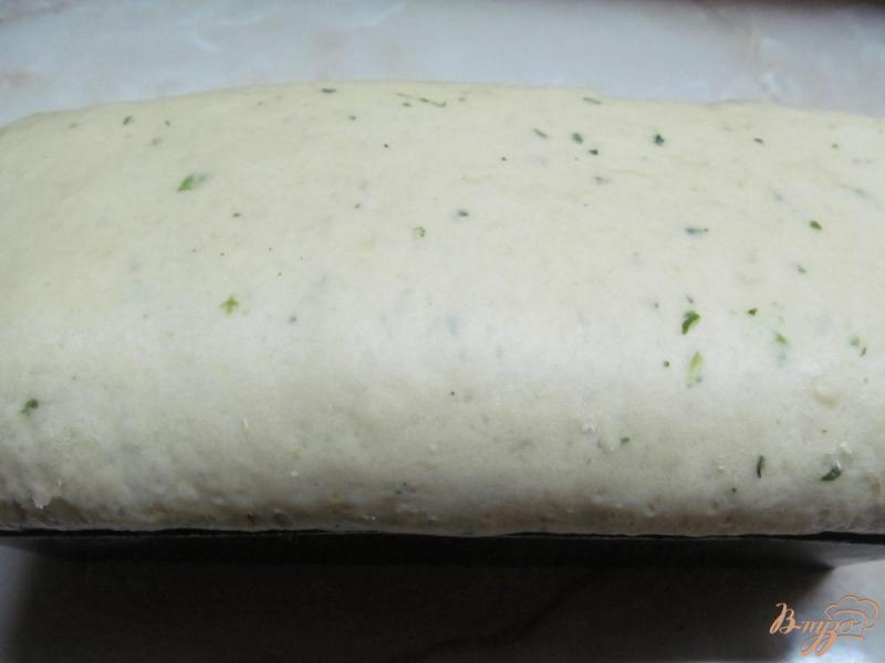Фото приготовление рецепта: Белый хлеб на сыворотке и огуречном соусе шаг №5