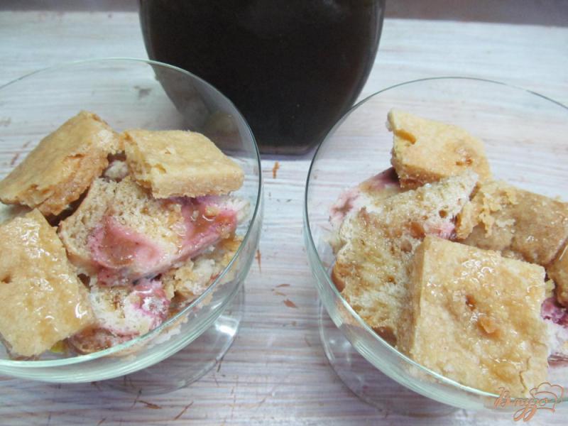 Фото приготовление рецепта: Десерт из печенья с виноградом и сливой шаг №4