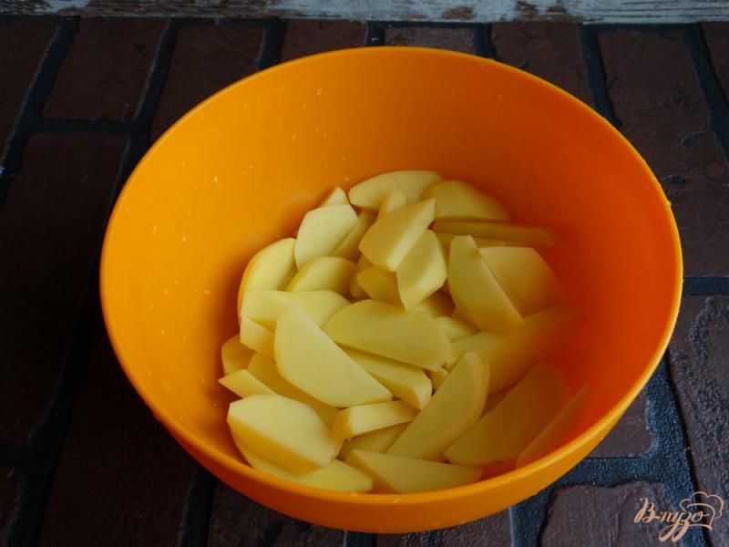 Фото приготовление рецепта: Картофель жареный с лесными грибами шаг №4
