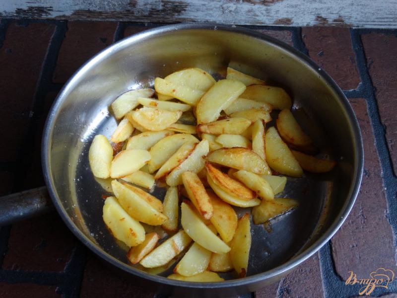 Фото приготовление рецепта: Картофель жареный с лесными грибами шаг №7