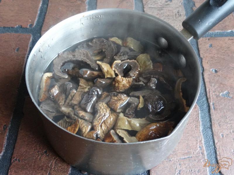 Фото приготовление рецепта: Картофель жареный с лесными грибами шаг №6