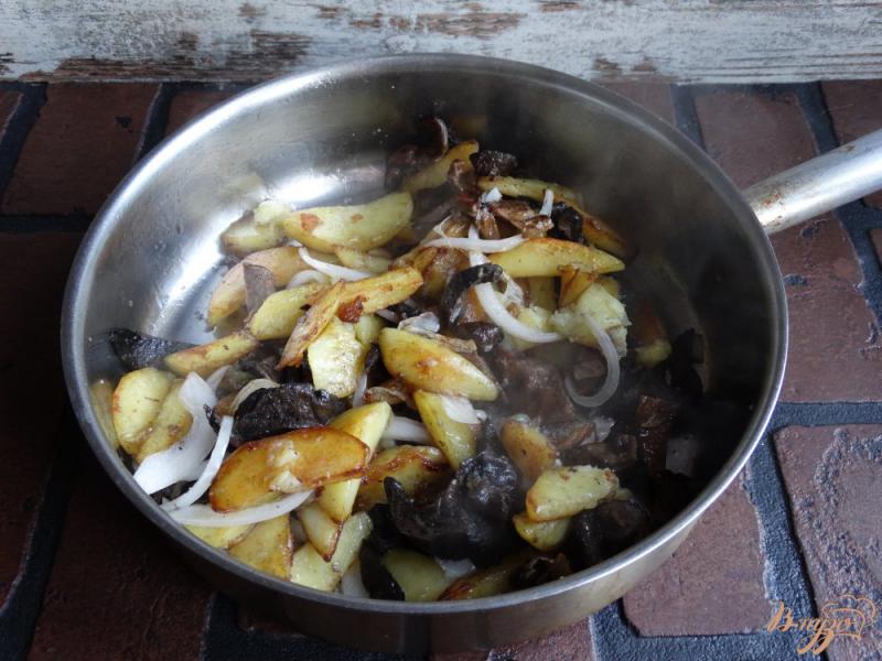 Фото приготовление рецепта: Картофель жареный с лесными грибами шаг №10