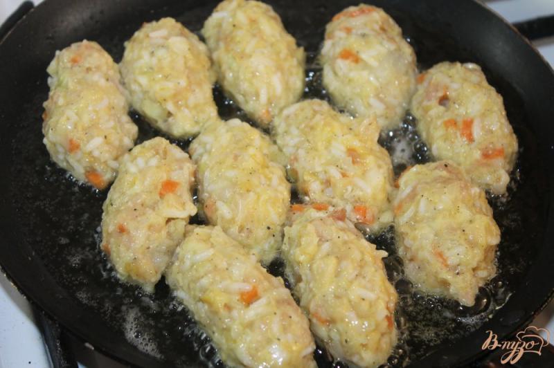 Фото приготовление рецепта: Ленивые голубцы с куриным мясом в томатном соусе шаг №5