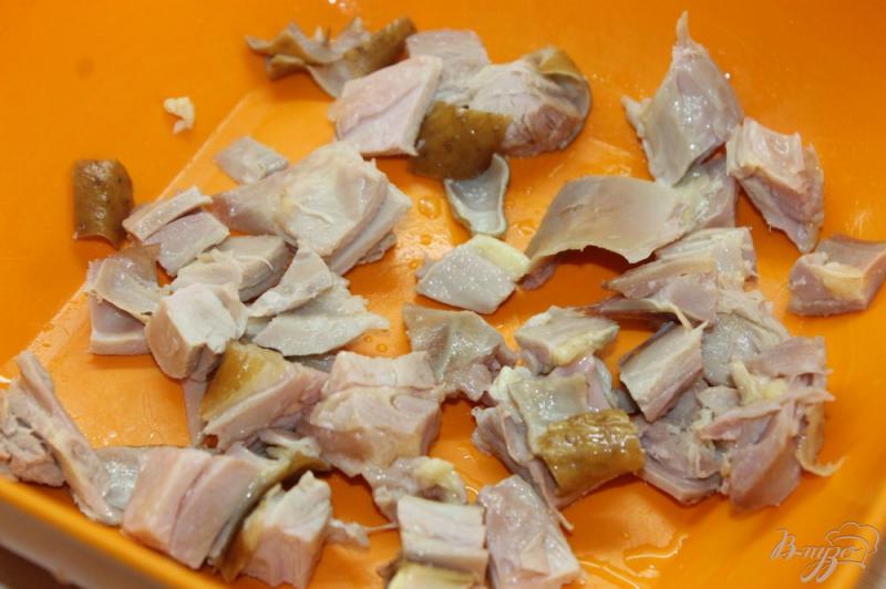Фото приготовление рецепта: Салат с капустой и копченой курицей шаг №2