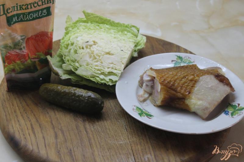 Фото приготовление рецепта: Салат с капустой и копченой курицей шаг №1