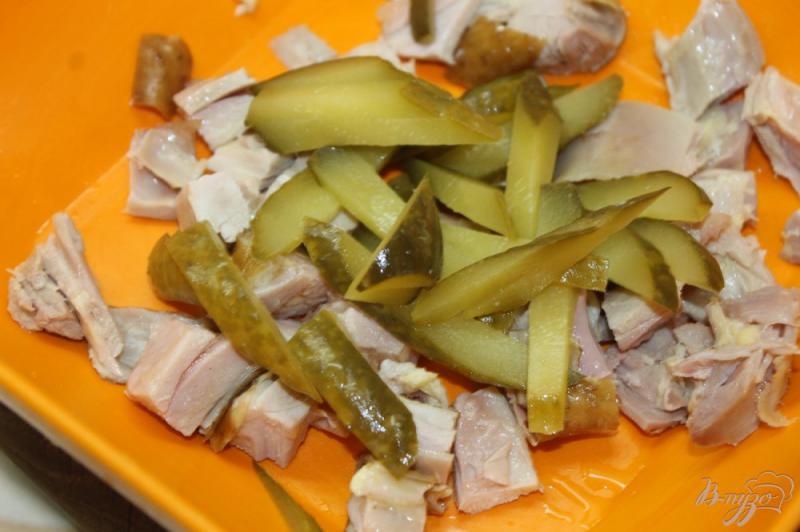 Фото приготовление рецепта: Салат с капустой и копченой курицей шаг №3