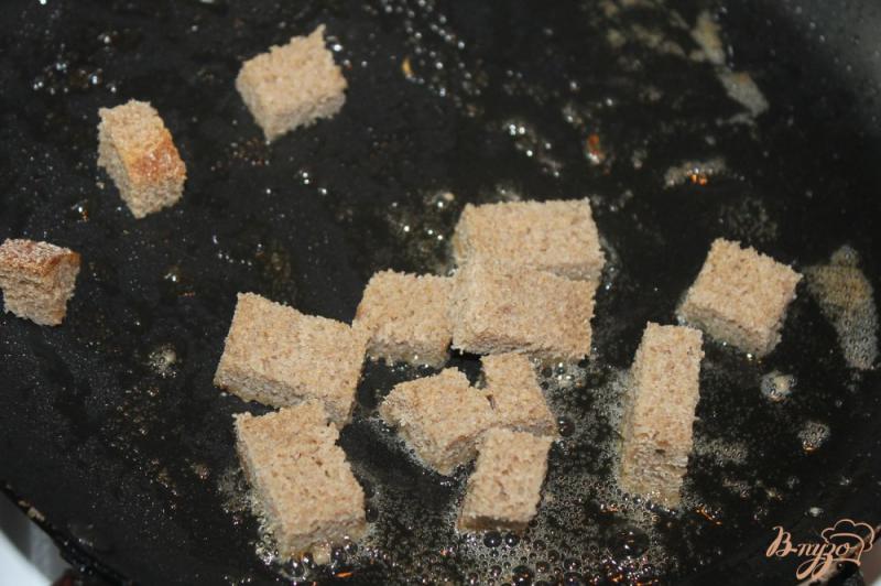 Фото приготовление рецепта: Салат с копченым куриным филе и жаренными шампиньонами шаг №4