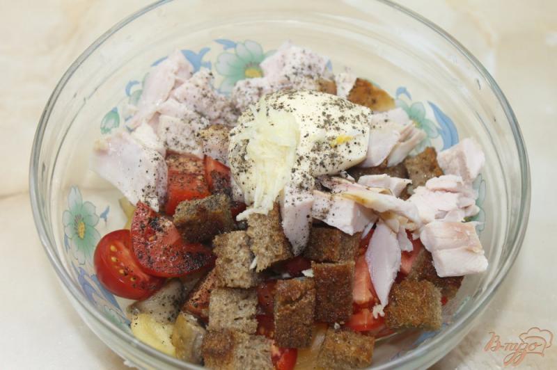 Фото приготовление рецепта: Салат с копченым куриным филе и жаренными шампиньонами шаг №7