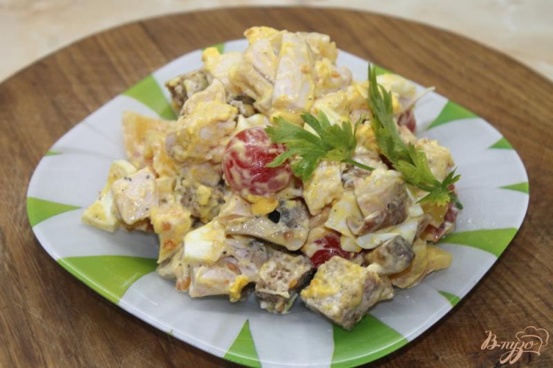 Фото приготовление рецепта: Салат с копченым куриным филе и жаренными шампиньонами шаг №8
