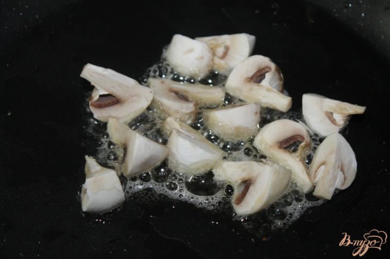 Фото приготовление рецепта: Салат с копченым куриным филе и жаренными шампиньонами шаг №2
