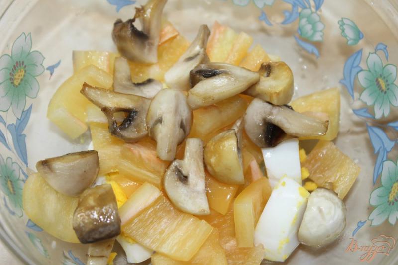Фото приготовление рецепта: Салат с копченым куриным филе и жаренными шампиньонами шаг №5