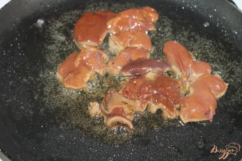 Фото приготовление рецепта: Салат с куриной печенью и маринованным луком шаг №2