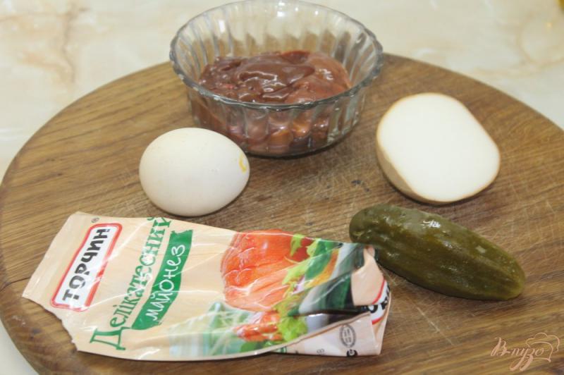Фото приготовление рецепта: Салат с куриной печенью и маринованным луком шаг №1