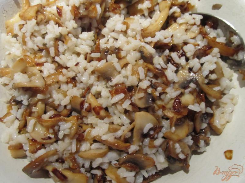 Фото приготовление рецепта: Мясные рулетики с грибами и рисом шаг №2