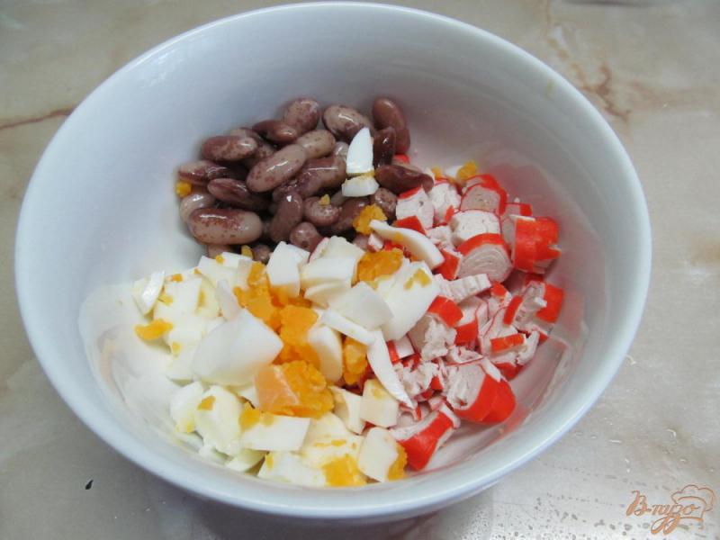 Фото приготовление рецепта: Салат из крабовых палочек с фасолью и яйцом шаг №2