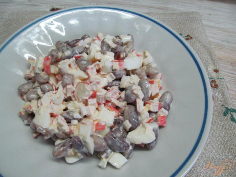 Фото приготовление рецепта: Салат из крабовых палочек с фасолью и яйцом шаг №3