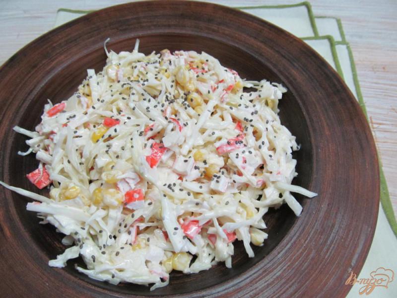 Фото приготовление рецепта: Салат из крабовых палочек с капустой и кукурузой шаг №6