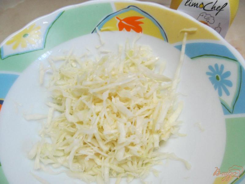 Фото приготовление рецепта: Салат из крабовых палочек с капустой и кукурузой шаг №3