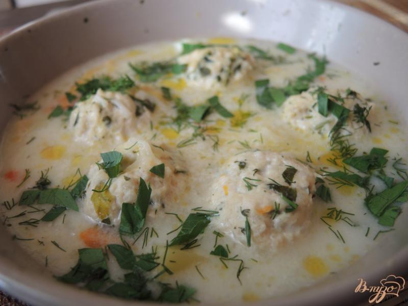 Фото приготовление рецепта: Сырный суп с куриными фрикадельками шаг №14