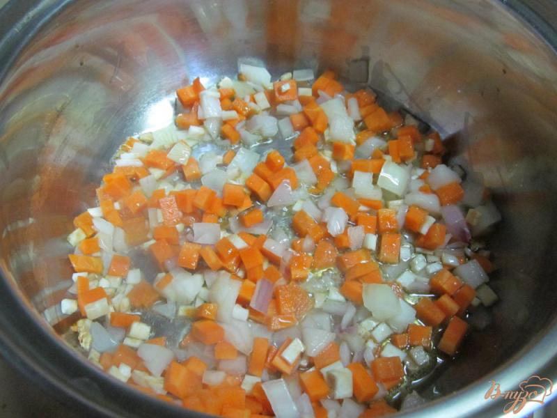Фото приготовление рецепта: Суп с колбасками баклажаном рисом и каперсами шаг №1