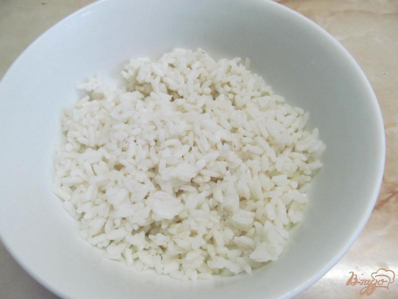 Фото приготовление рецепта: Суп с колбасками баклажаном рисом и каперсами шаг №8