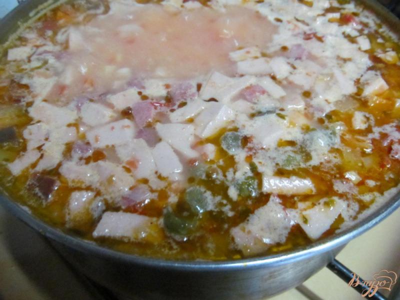 Фото приготовление рецепта: Суп с колбасками баклажаном рисом и каперсами шаг №9