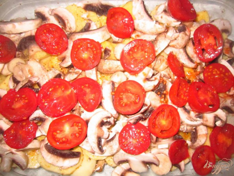 Фото приготовление рецепта: Запеченные куриные голени с грибами и картофелем шаг №4