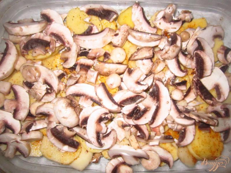 Фото приготовление рецепта: Запеченные куриные голени с грибами и картофелем шаг №3