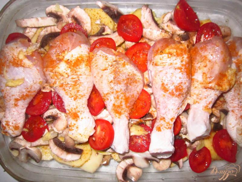 Фото приготовление рецепта: Запеченные куриные голени с грибами и картофелем шаг №5