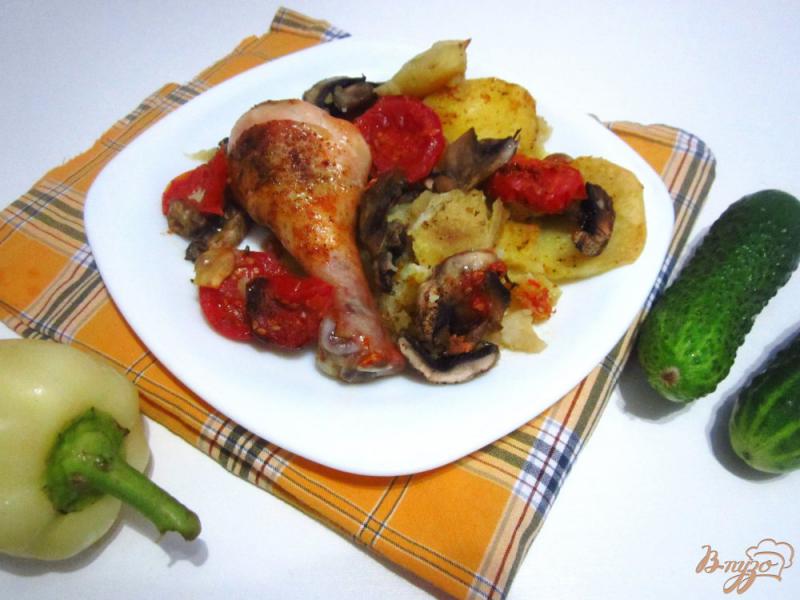 Фото приготовление рецепта: Запеченные куриные голени с грибами и картофелем шаг №6