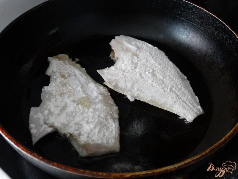 Фото приготовление рецепта: Камбала жаренная в рисовой панировке шаг №4