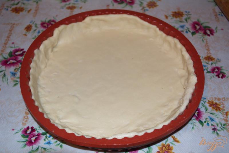 Фото приготовление рецепта: Дрожжевой капустный пирог с корейкой шаг №4