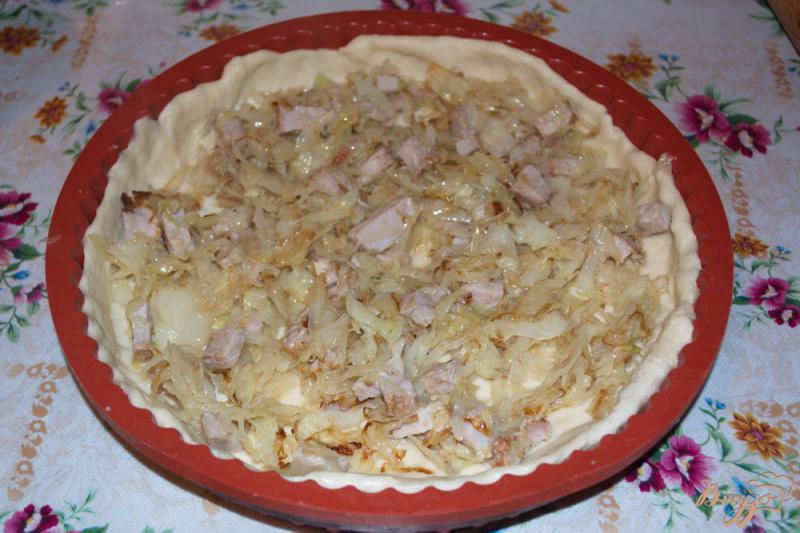 Фото приготовление рецепта: Дрожжевой капустный пирог с корейкой шаг №5