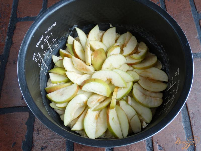 Фото приготовление рецепта: Сочный яблочный пирог со сметанной заливкой шаг №7