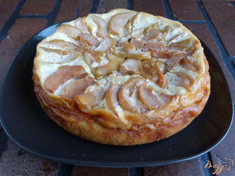 Фото приготовление рецепта: Сочный яблочный пирог со сметанной заливкой шаг №10