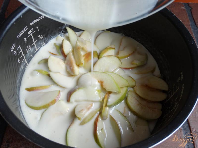 Фото приготовление рецепта: Сочный яблочный пирог со сметанной заливкой шаг №9