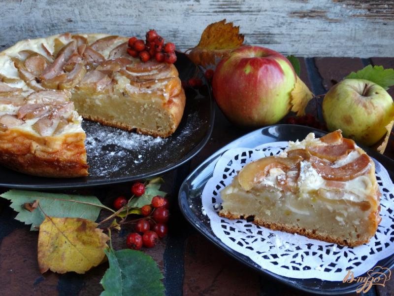 Фото приготовление рецепта: Сочный яблочный пирог со сметанной заливкой шаг №11