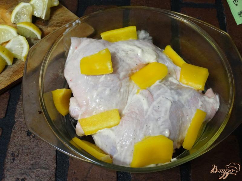 Фото приготовление рецепта: Куриные окорочки запеченные с лимоном и болгарским перцем шаг №4