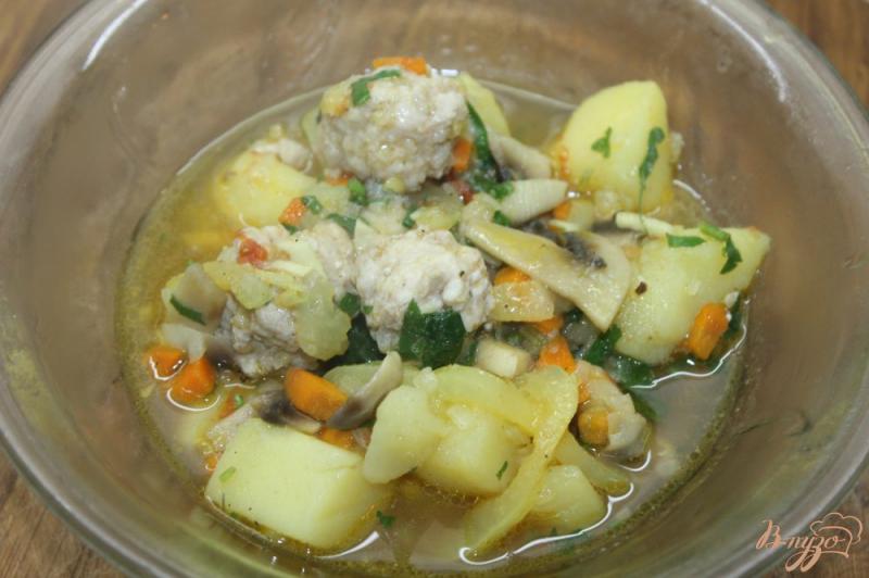 Фото приготовление рецепта: Тушенный картофель с грибами и куриными фрикадельками шаг №9