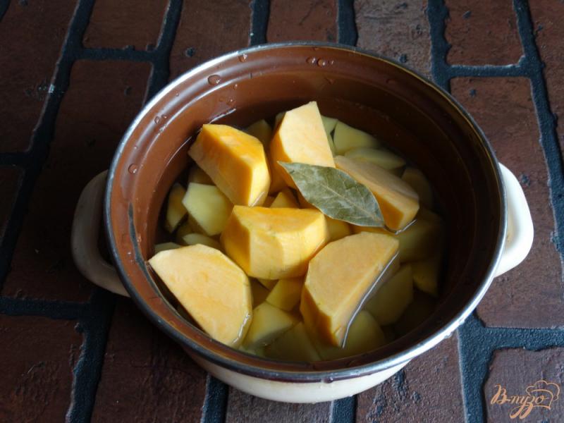 Фото приготовление рецепта: Картофельно-тыквенное пюре с шафраном шаг №3