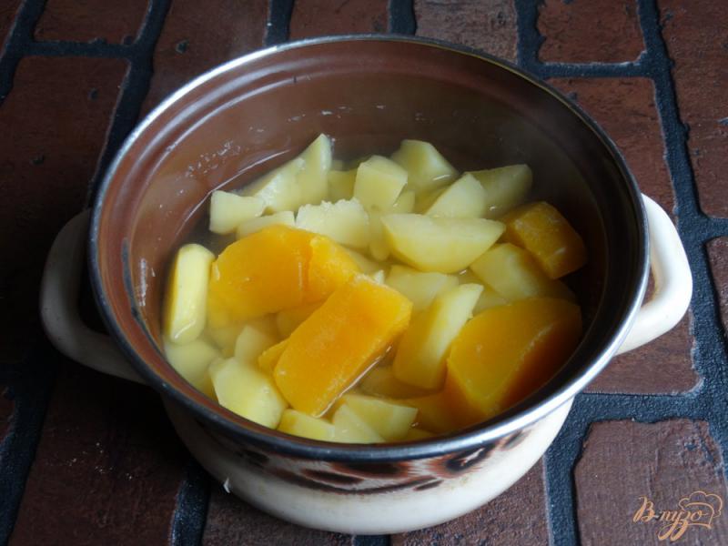 Фото приготовление рецепта: Картофельно-тыквенное пюре с шафраном шаг №4