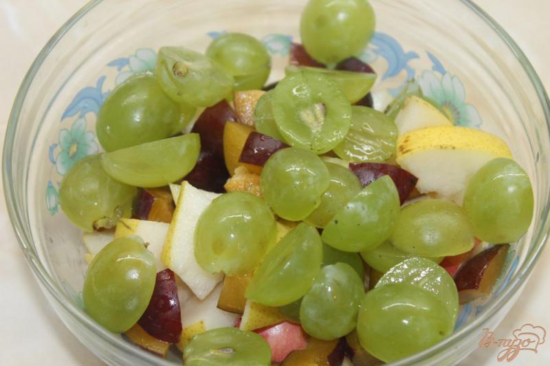 Фото приготовление рецепта: Фруктовый салат с грушей  сливами и виноградом шаг №4