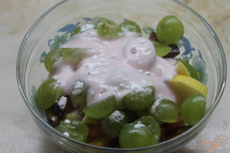 Фото приготовление рецепта: Фруктовый салат с грушей  сливами и виноградом шаг №5