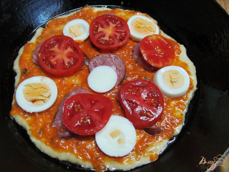 Фото приготовление рецепта: Пицца в сковороде шаг №8