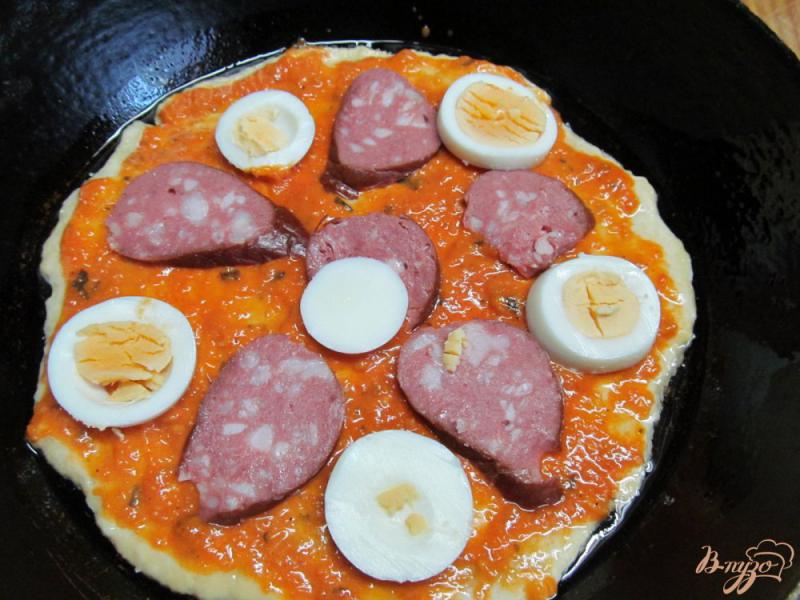 Фото приготовление рецепта: Пицца в сковороде шаг №7