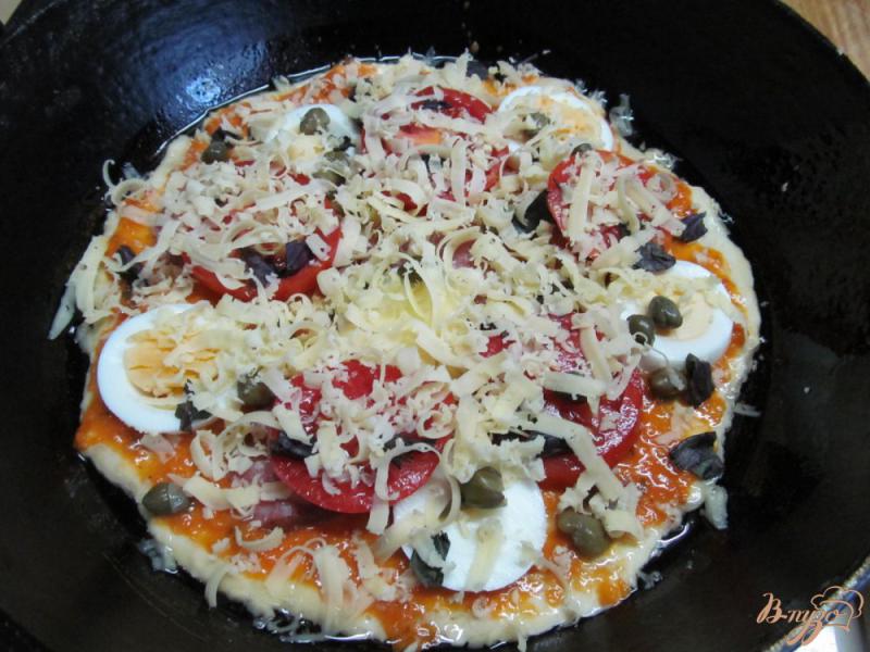 Фото приготовление рецепта: Пицца в сковороде шаг №10