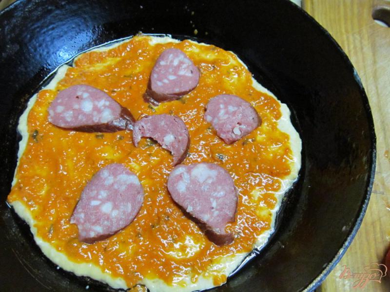 Фото приготовление рецепта: Пицца в сковороде шаг №6