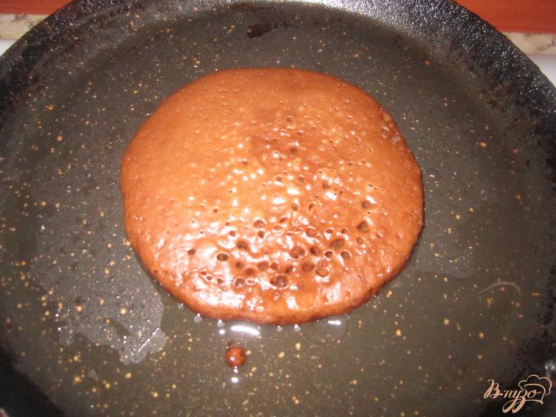 Фото приготовление рецепта: Шоколадные панкейки без яиц шаг №5