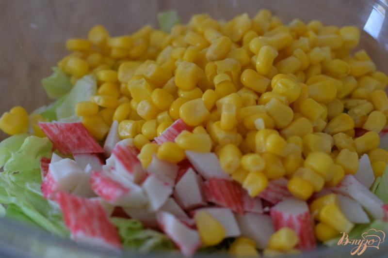 Фото приготовление рецепта: Салат с крабовыми палочками и кальмарами шаг №3